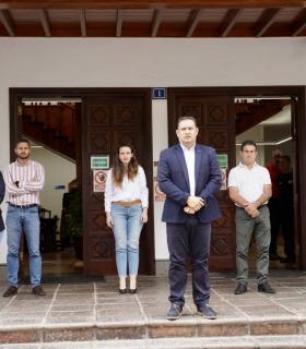 Arona: minuto de silencio en señal de condena por la muerte de una mujer ayer por la tarde en Los Cristianos · foto 1
