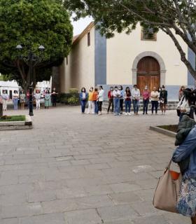 Arona: minuto de silencio en señal de condena por la muerte de una mujer ayer por la tarde en Los Cristianos · foto 2