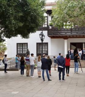 Arona: minuto de silencio en señal de condena por la muerte de una mujer ayer por la tarde en Los Cristianos · foto 4