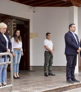Arona: minuto de silencio en señal de condena por la muerte de una mujer ayer por la tarde en Los Cristianos · foto 6