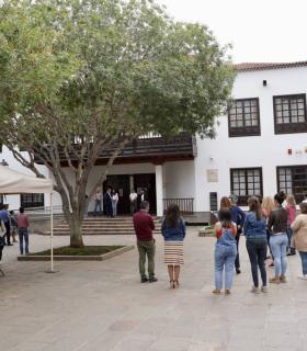 Arona: minuto de silencio en señal de condena por la muerte de una mujer ayer por la tarde en Los Cristianos · foto 5