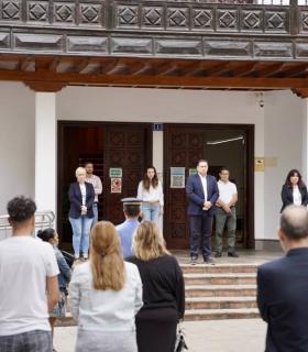 Arona: minuto de silencio en señal de condena por la muerte de una mujer ayer por la tarde en Los Cristianos · foto 3