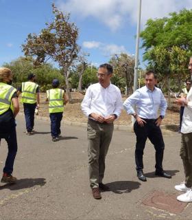 Santa Cruz de Tenerife: cuadrillas permanentes de Empleo Social acondicionan el parque de Santa Catalina · foto 1