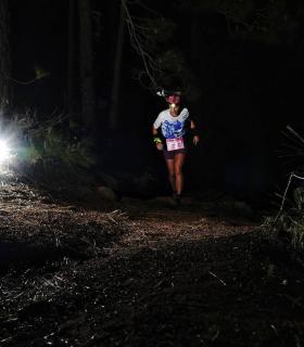 Raúl Díaz y Carmen Ortega ganan la carrera vertical nocturna de la Tenerife Bluetrail 2022 · foto 1