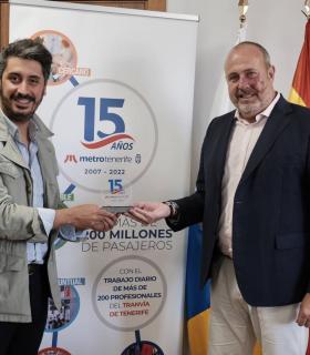 El Cabildo de Tenerife otorga a Santa Cruz y a La Laguna una placa conmemorativa por los 15 años del tranvía · foto 1