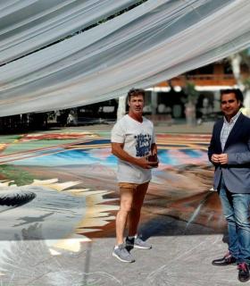 Tacoronte: el tapiz central de la plaza del Cristo presidirá una festividad que hace un homenaje a La Palma y da un mensaje de paz · foto 2