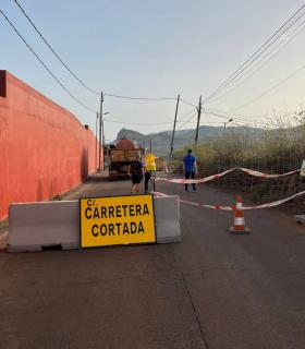 El Gobierno de La Laguna autoriza dos obras a la vez bloqueando el acceso a Los Baldíos sin informar previamente a los vecinos · foto 2