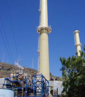 Endesa prepara la demolición de una de las dos chimeneas de la central térmica de Candelaria · foto 1
