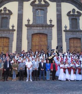 El XXIX Festival Nacional de Folklore Isla de Gran Canaria llenó de música, bailes y colorido la Plaza Grande de Guía · foto 6