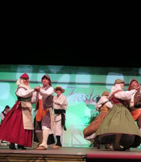 El XXIX Festival Nacional de Folklore Isla de Gran Canaria llenó de música, bailes y colorido la Plaza Grande de Guía · foto 2