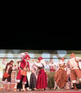 El XXIX Festival Nacional de Folklore Isla de Gran Canaria llenó de música, bailes y colorido la Plaza Grande de Guía · foto 3