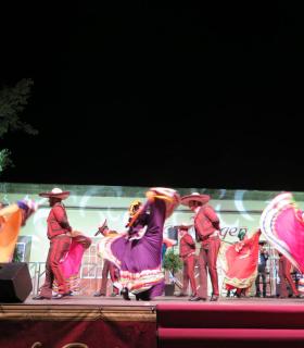 El XXIX Festival Nacional de Folklore Isla de Gran Canaria llenó de música, bailes y colorido la Plaza Grande de Guía · foto 1