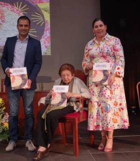 El Ayuntamiento de Villa de Mazo presenta un libro sobre el Corpus Christi creado por la macence Myriam Cabrera · foto 1