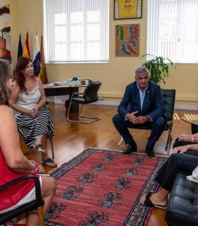 ULPGC: El Rector recibe a Paula e Isabel Laiseca, alumnas de la ULPGC y campeonas del mundo de la clase 29er de regata · foto 10