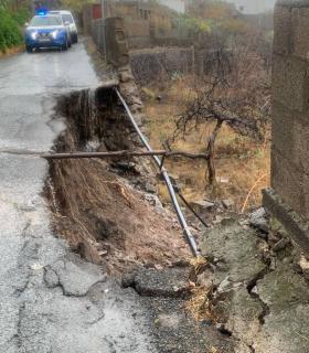 Las lluvias en Telde ocasionan el hundimiento de una calle en La Higuera Canaria, fuertes escorrentías que llegan a las playas y cortes de luz · foto 5