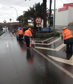 Las lluvias en Telde ocasionan el hundimiento de una calle en La Higuera Canaria, fuertes escorrentías que llegan a las playas y cortes de luz · foto 3