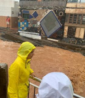 Las lluvias en Telde ocasionan el hundimiento de una calle en La Higuera Canaria, fuertes escorrentías que llegan a las playas y cortes de luz · foto 8