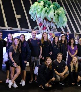 La selección española de waterpolo femenino visita la Feria Tricontinental de Artesanía · foto 2