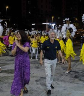 La selección española de waterpolo femenino visita la Feria Tricontinental de Artesanía · foto 1