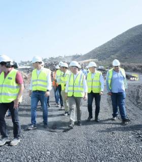 Torres comprueba el avance de la primera fase de la carretera de la costa en La Palma, que se prevé concluir en abril próximo · foto 1