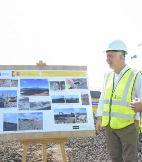 Torres comprueba el avance de la primera fase de la carretera de la costa en La Palma, que se prevé concluir en abril próximo · foto 2