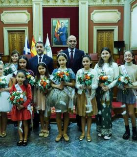 Santa Cruz de Tenerife: el alcalde recibe a las 36 candidatas que aspiran a convertirse en Reina del Carnaval · foto 3