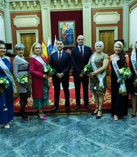 Santa Cruz de Tenerife: el alcalde recibe a las 36 candidatas que aspiran a convertirse en Reina del Carnaval · foto 4