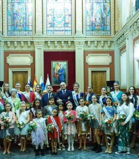 Santa Cruz de Tenerife: el alcalde recibe a las 36 candidatas que aspiran a convertirse en Reina del Carnaval · foto 2