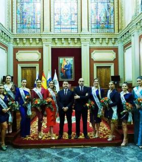 Santa Cruz de Tenerife: el alcalde recibe a las 36 candidatas que aspiran a convertirse en Reina del Carnaval · foto 1
