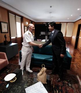 Pedro Martín recibe al capitán de Navio Manuel García Ruiz, comandante del Juan Sebastián Elcano · foto 2