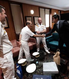 Pedro Martín recibe al capitán de Navio Manuel García Ruiz, comandante del Juan Sebastián Elcano · foto 1