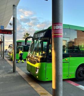 El transporte público gratuito atrae a 46.327 nuevos usuarios frecuentes en Tenerife · foto 2