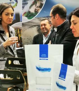 La senadora y el alcalde dan a degustar los sabores de Fuerteventura a la ministra de Turismo · foto 1