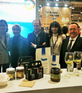 La senadora y el alcalde dan a degustar los sabores de Fuerteventura a la ministra de Turismo · foto 2
