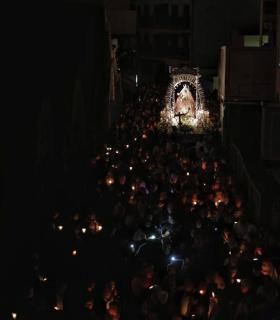 La luz de las candelas ilumina la noche candelariera · foto 1