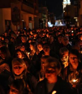 La luz de las candelas ilumina la noche candelariera · foto 3