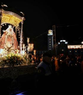 La luz de las candelas ilumina la noche candelariera · foto 5