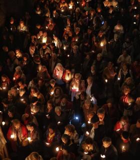 La luz de las candelas ilumina la noche candelariera · foto 4