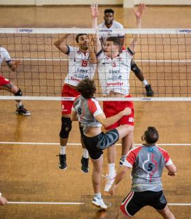 Un gran final a nivel ofensivo devuelve al CD Cisneros Alter a la victoria · foto 3