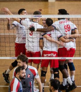 Un gran final a nivel ofensivo devuelve al CD Cisneros Alter a la victoria · foto 1