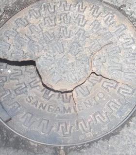 Fotos: ¿Quien sería la persona culta inteligente e informada, en colocar los Cubos de basura en la acera? · foto 2