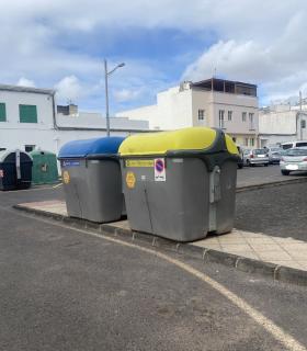 Fotos: ¿Quien sería la persona culta inteligente e informada, en colocar los Cubos de basura en la acera? · foto 1