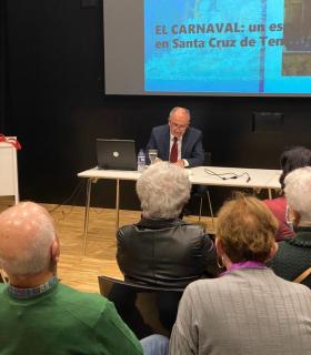 La Biblioteca Municipal Central repasa la historia del Carnaval santacrucero · foto 5