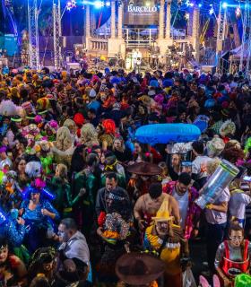 Santa Cruz vive su primer fin de semana de Carnaval con la asistencia de 350.000 personas · foto 2