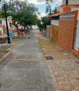La zona peatonal del entorno de las 40 Viviendas de La Junta en Playa de Santiago será acondicionada · foto 1