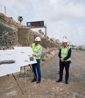 La Consejería de Obras Públicas refuerza con un muro de hormigón de 450 metros · foto 3