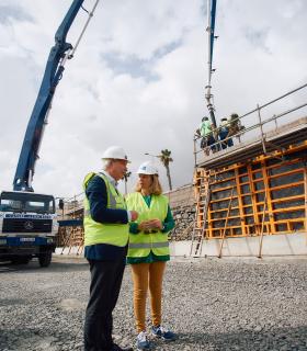 La Consejería de Obras Públicas refuerza con un muro de hormigón de 450 metros · foto 1