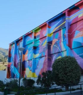 El Paso llena de color la fachada del Ceip Adamancasis con una nueva obra de Sabotaje al Montaje · foto 1