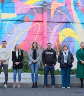 El Paso llena de color la fachada del Ceip Adamancasis con una nueva obra de Sabotaje al Montaje · foto 3