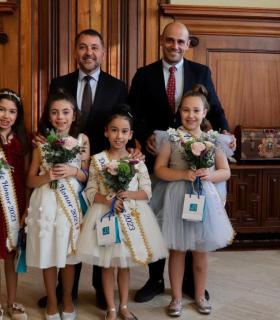 El alcalde de Santa Cruz recibe a las reinas y damas de honor del pasado Carnaval · foto 1